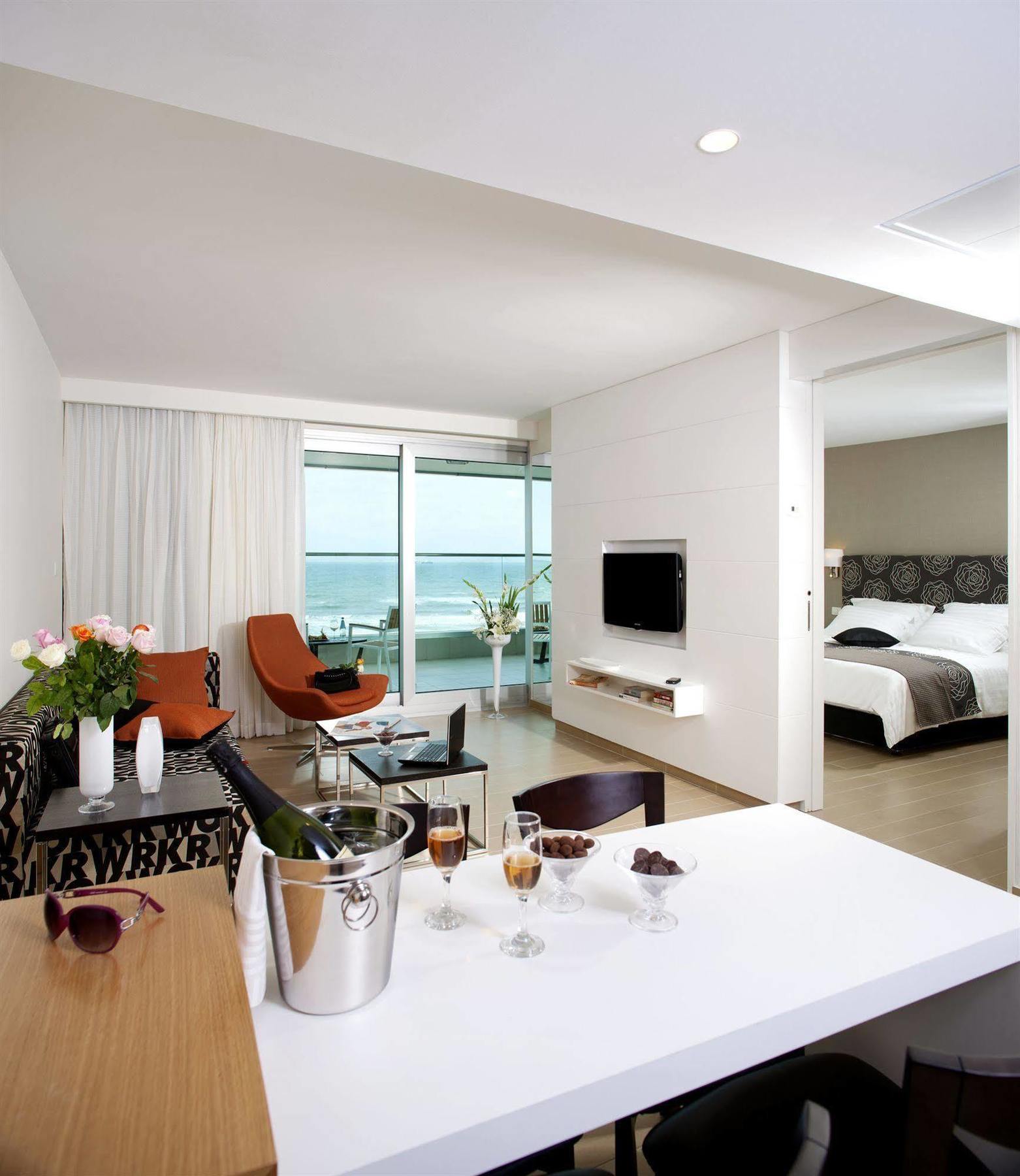 West All Suites Hotel Asjdod Buitenkant foto