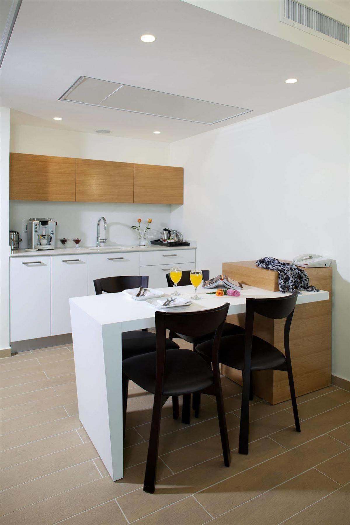 West All Suites Hotel Asjdod Buitenkant foto