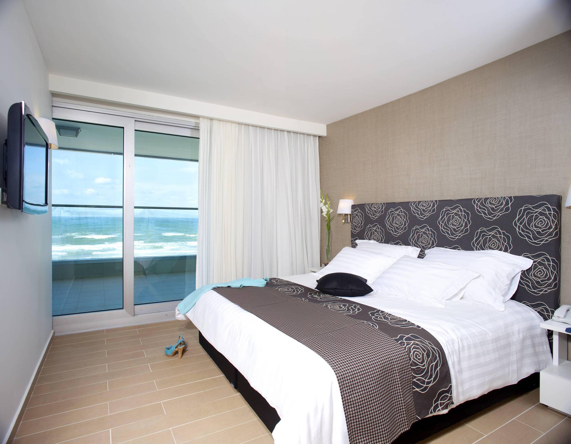West All Suites Hotel Asjdod Buitenkant foto