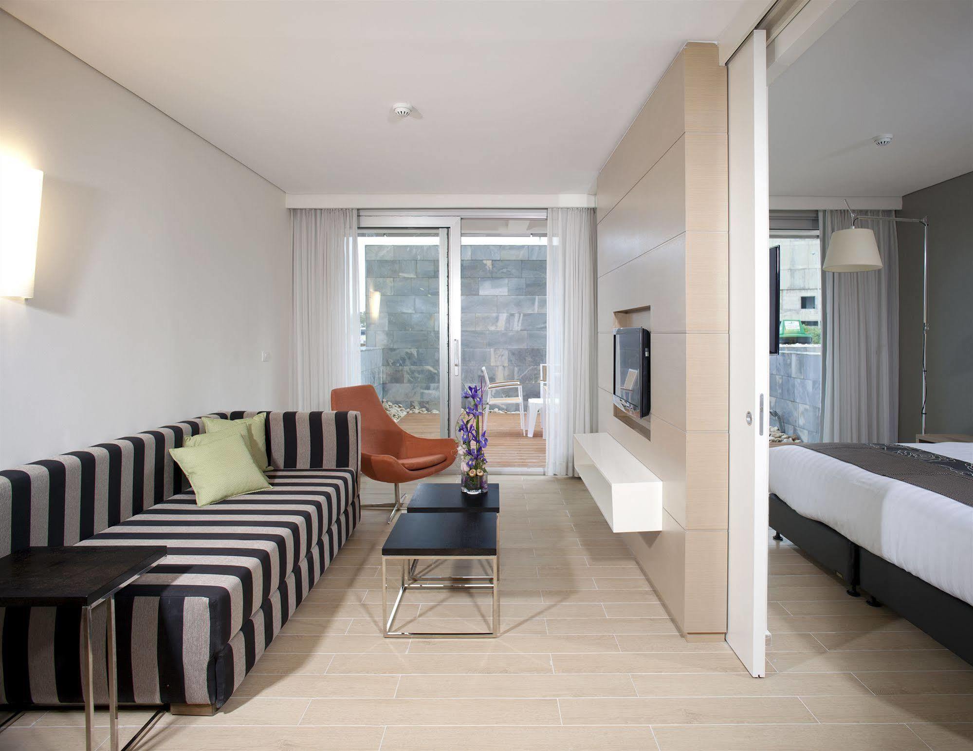 West All Suites Hotel Asjdod Buitenkant foto