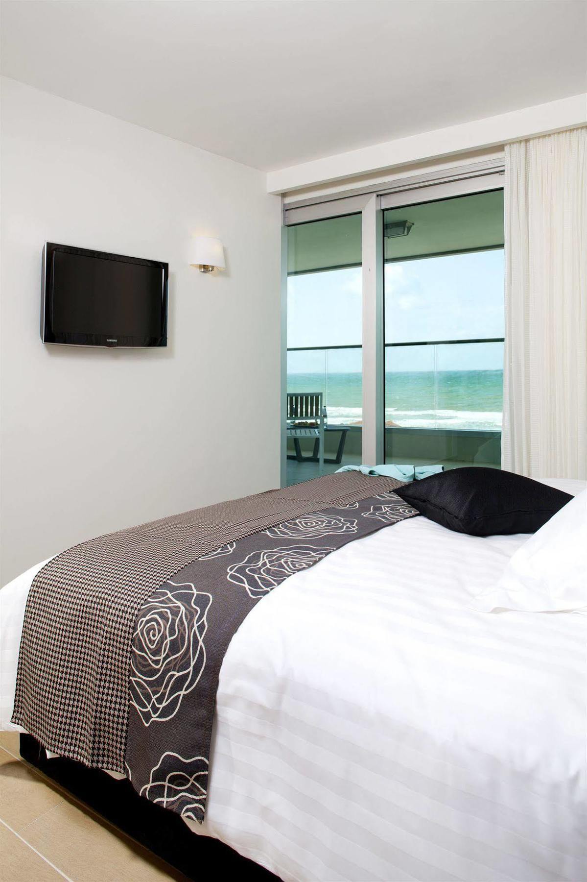 West All Suites Hotel Asjdod Buitenkant foto